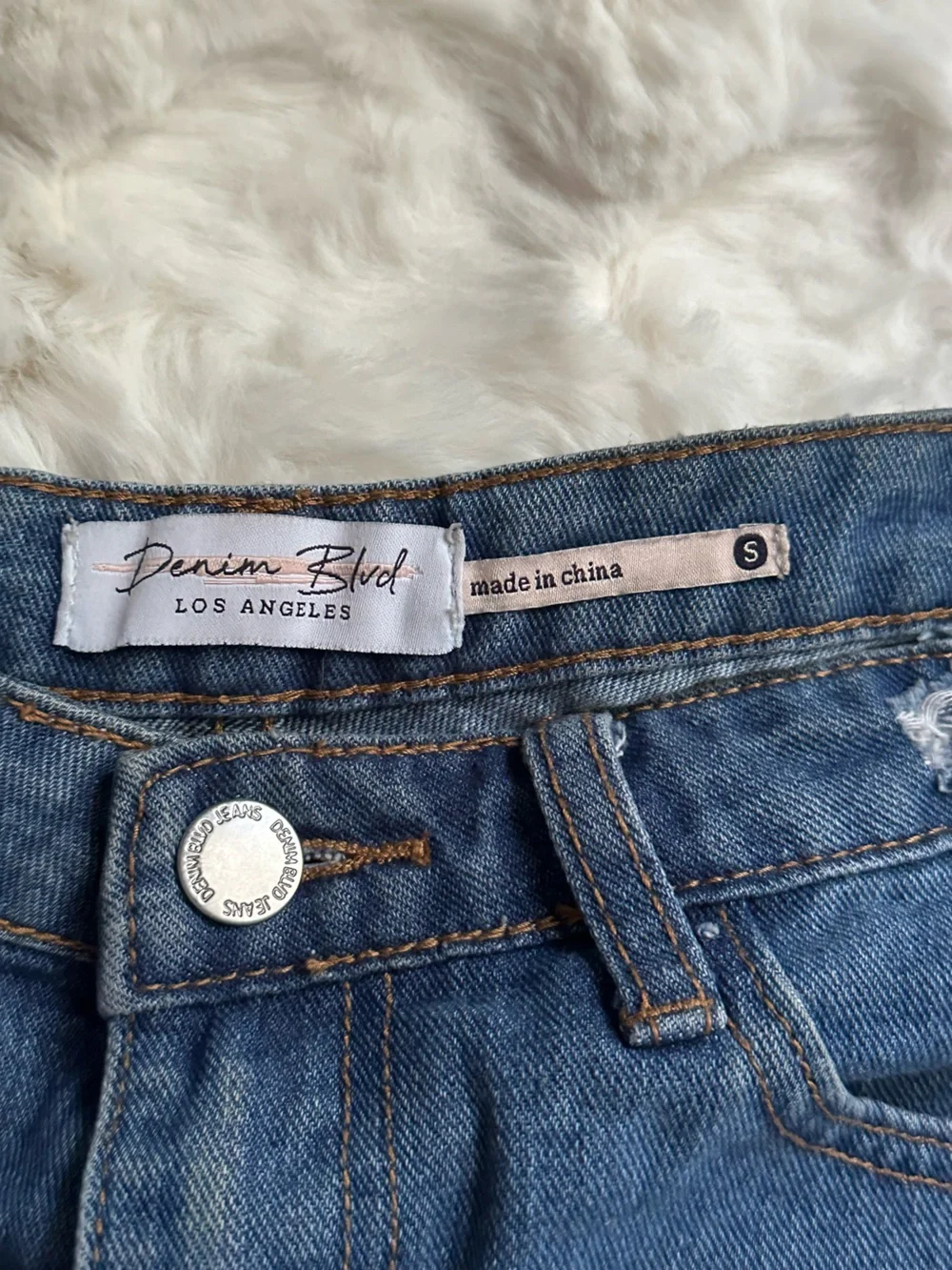 Women’s Alt Ripped Denim Essential Stylish Comfy Shorts- Small - Picture 3 of 4